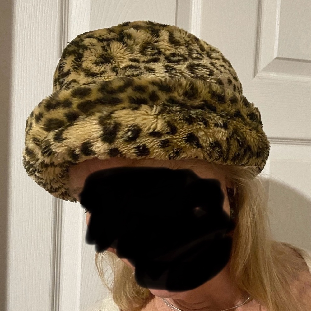 Vintage leopard print faux fur hat. Polyester, one size.